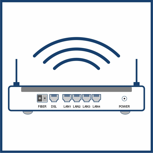 Foto einer RJ45-Anschlussbuchse an einem Router, davor ein entsprechender Stecker